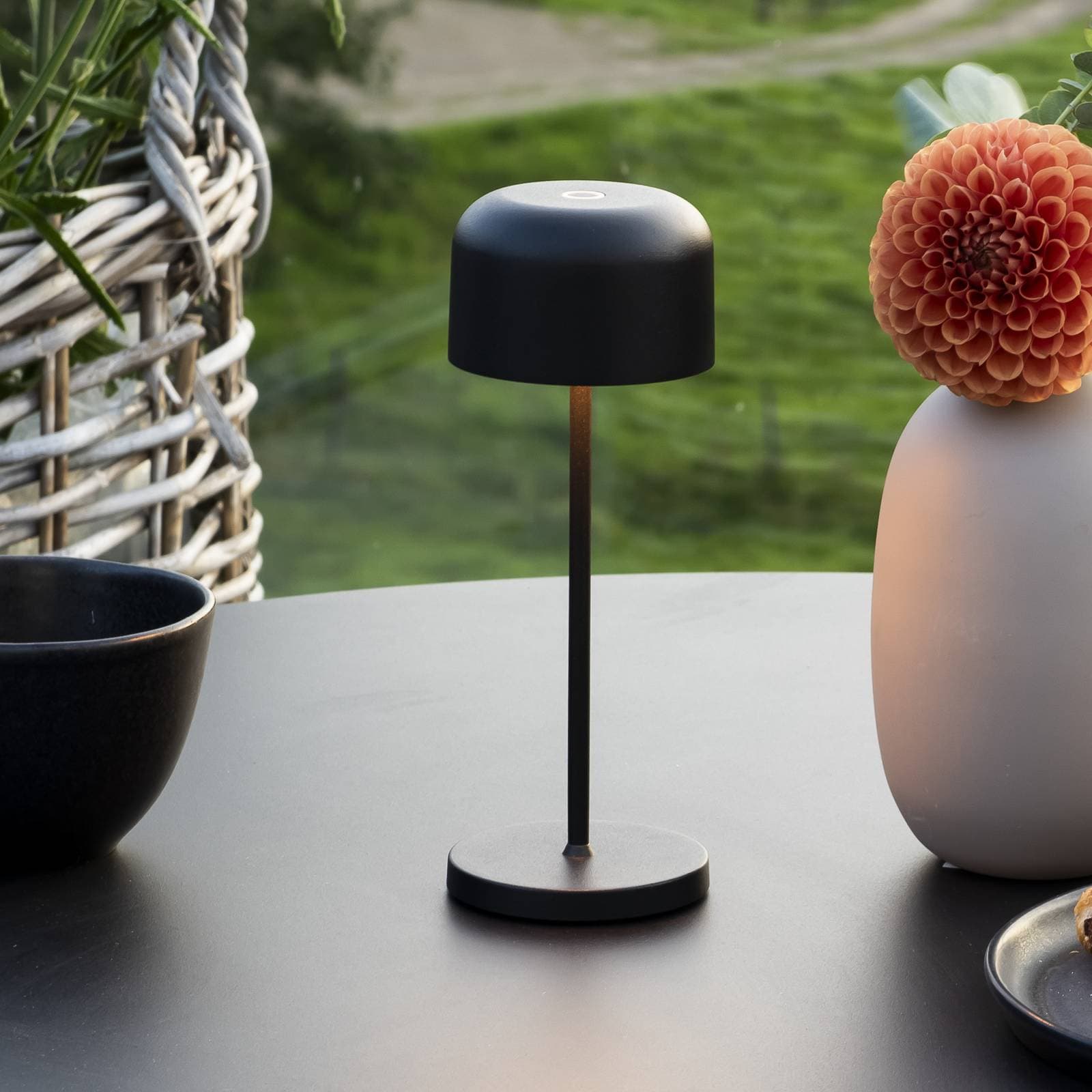 Stolová LED lampa Lille na batérie, výška 20 cm, čierna, IP54, USB