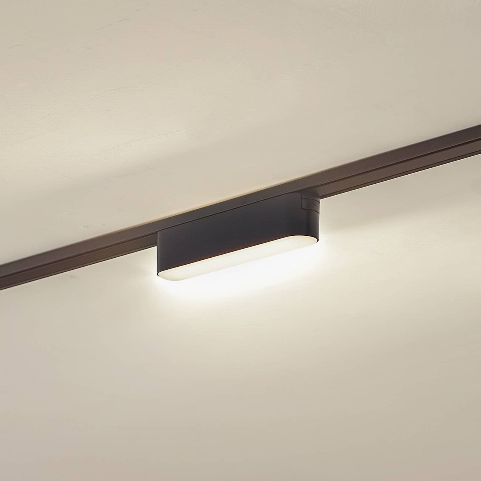 Lindby LED pásik 48 V Lumaro, čierny, 5 W, plastový, stmievateľný