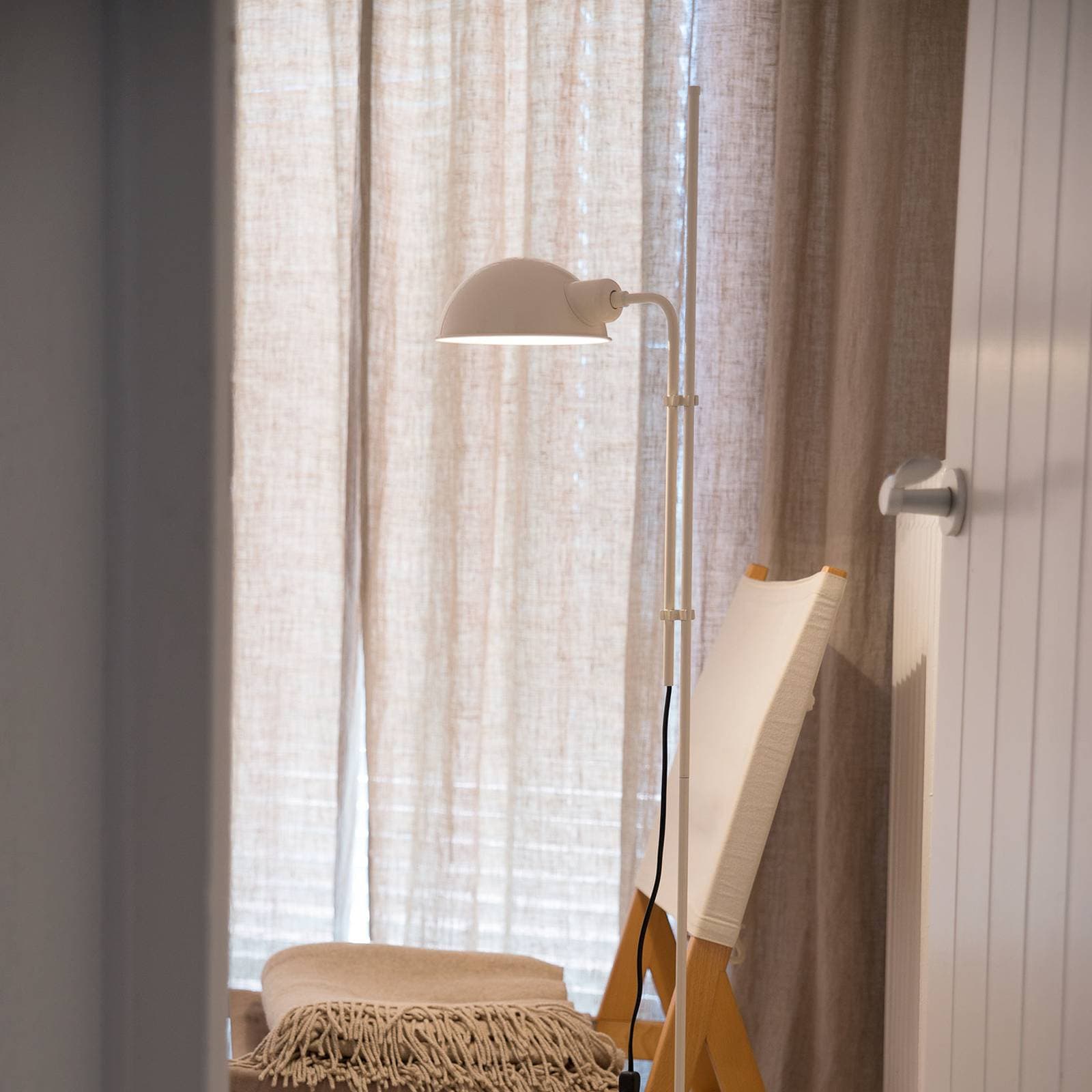 Stojacia lampa MARSET Funiculí, perleťovo biele