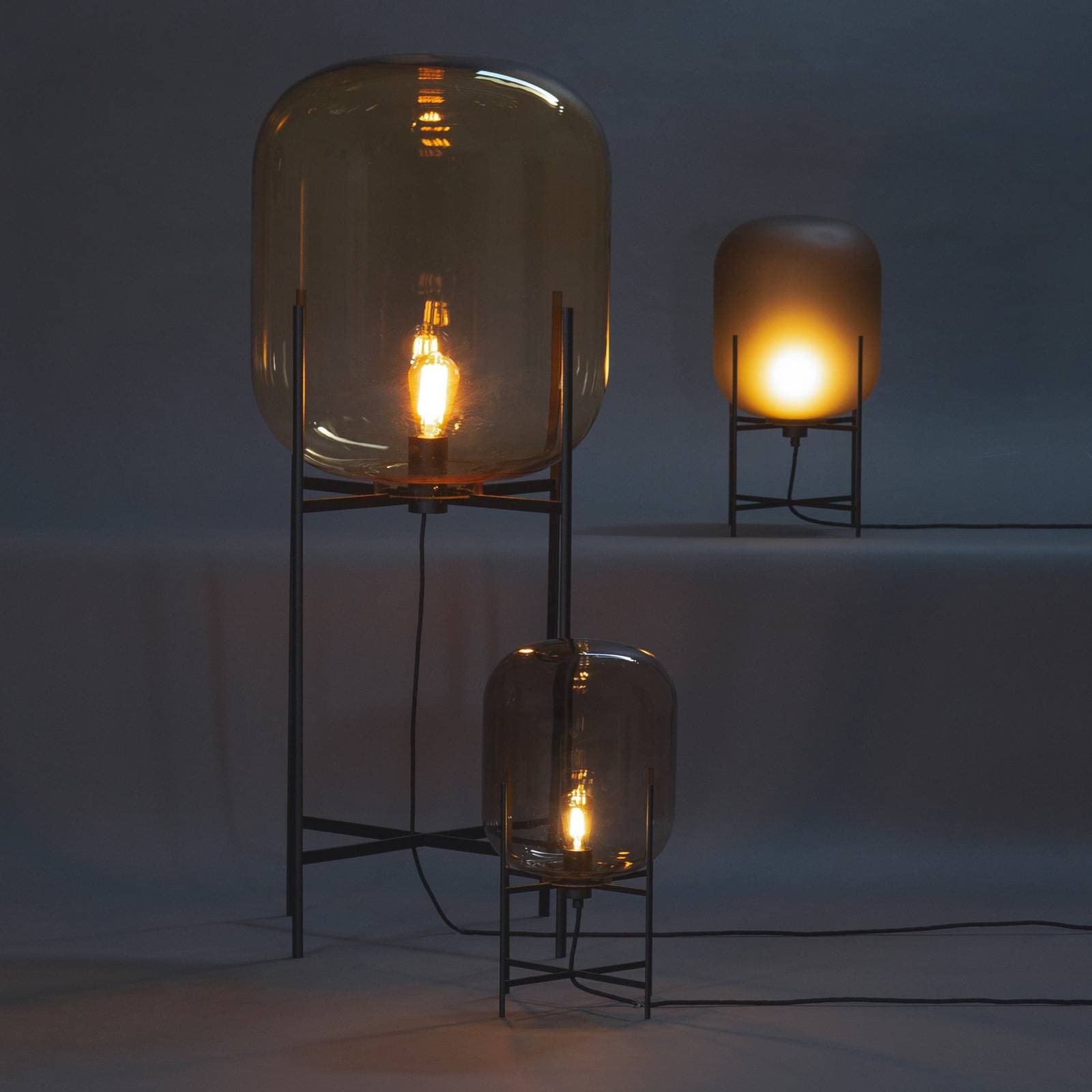stolová lampa pulpo Oda Small, dymovo sivá/čierna, výška 45 cm