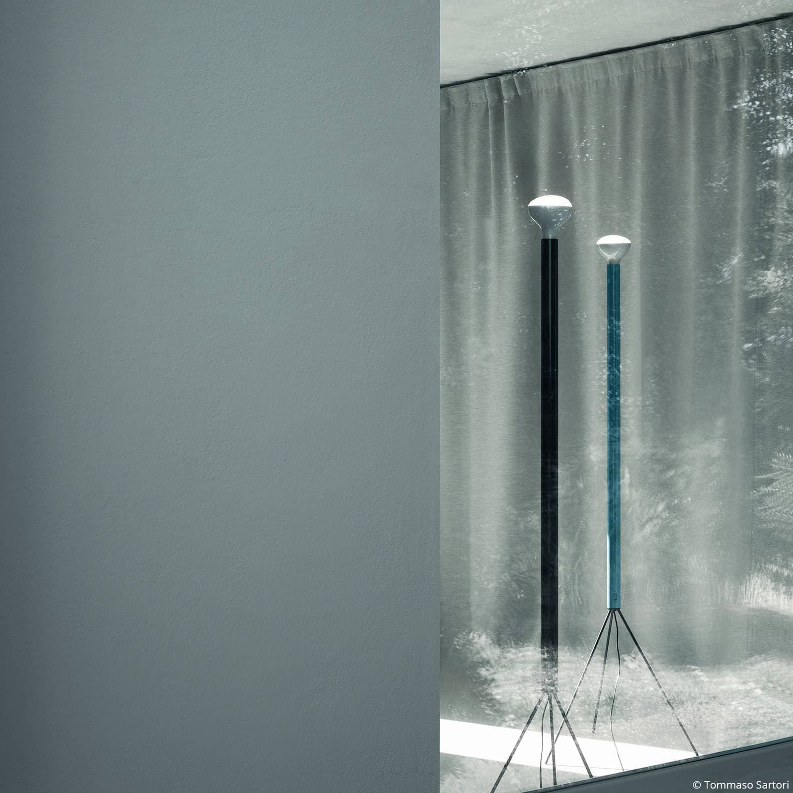 FLOS Luminator stojacia lampa, svetlomodrá, výška 189 cm, kov