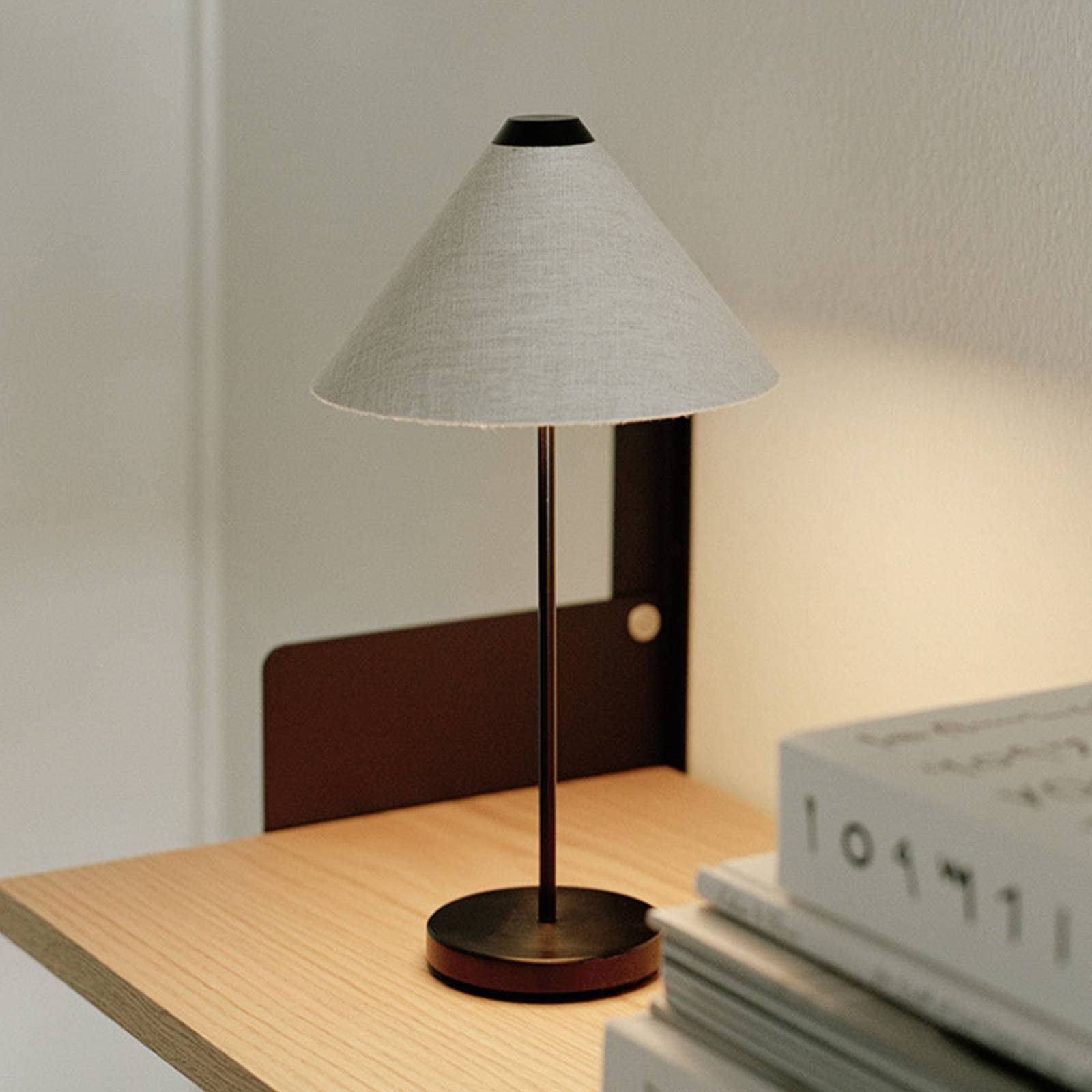 New Works Brolly stolová lampa batérie IP44 biela