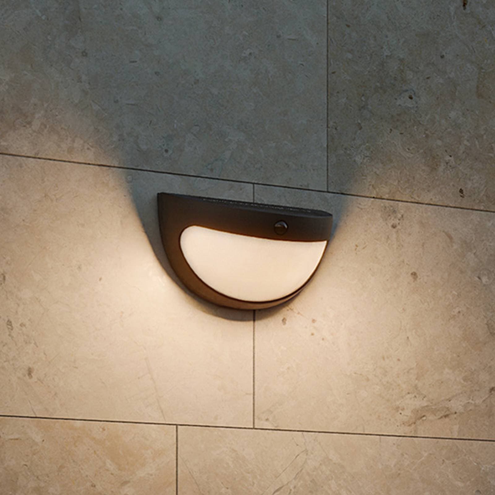 Solárne nástenné svietidlo Philips Swyn s LED, čierne, so senzorom, IP44