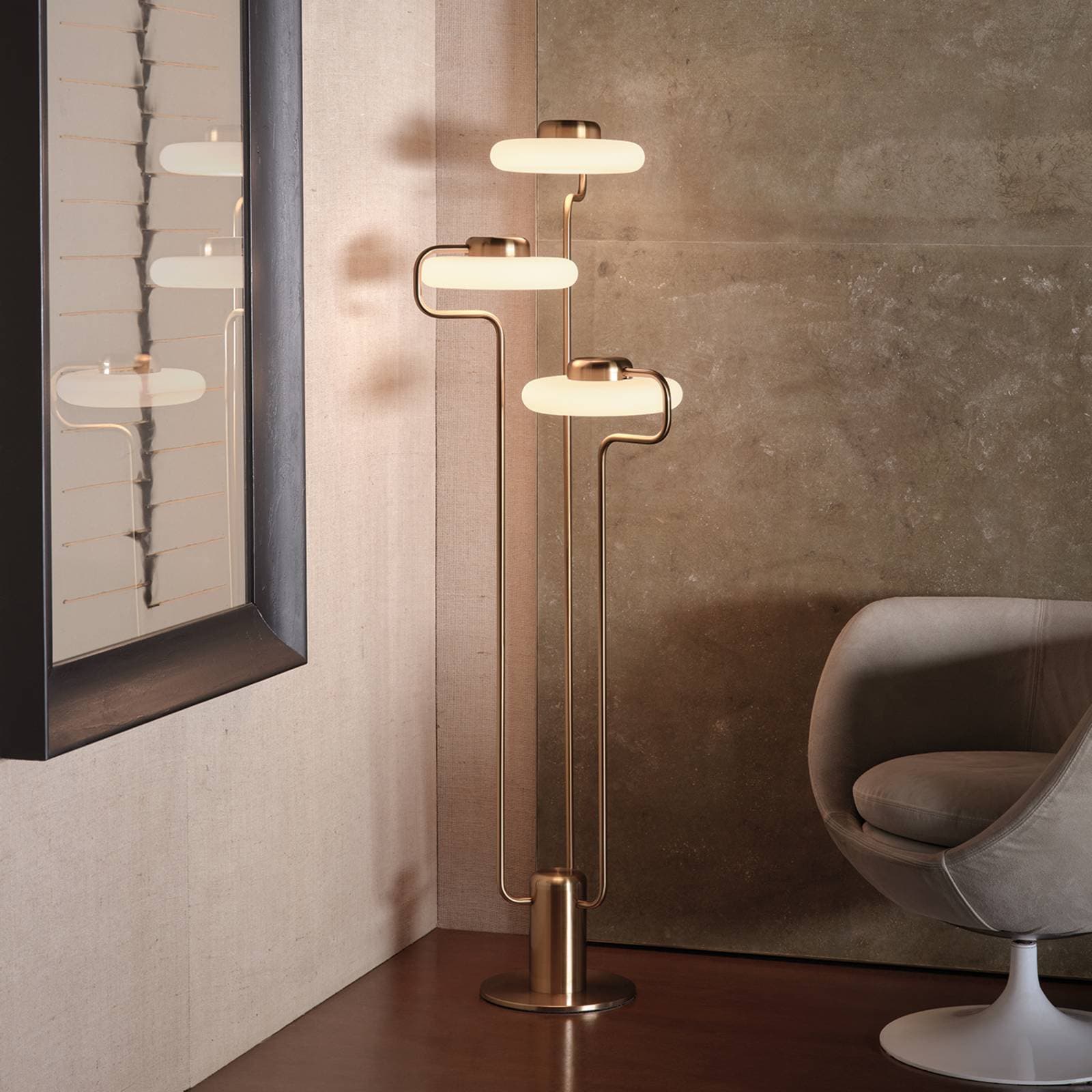 kdln LED stojacia lampa TRATTO, mosadz, výška 150 cm, 3-pl.