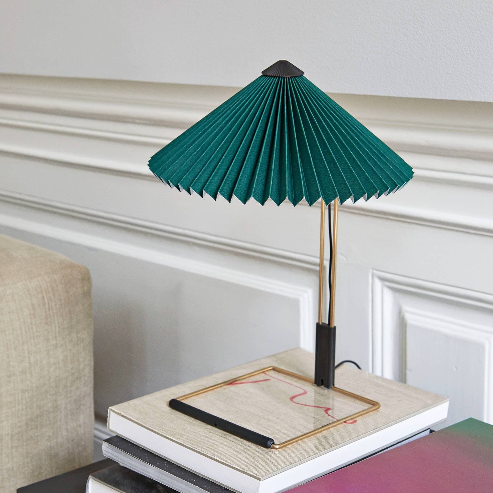 HAY stolová LED lampa Matin, zelená/mosadz, výška 38 cm