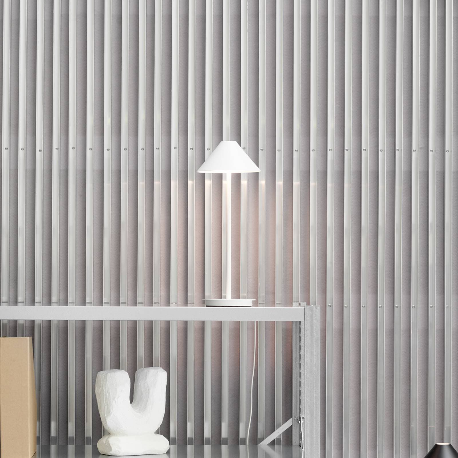 Louis Poulsen stolová LED lampa Keglen, biela, CCT, stmievateľné.