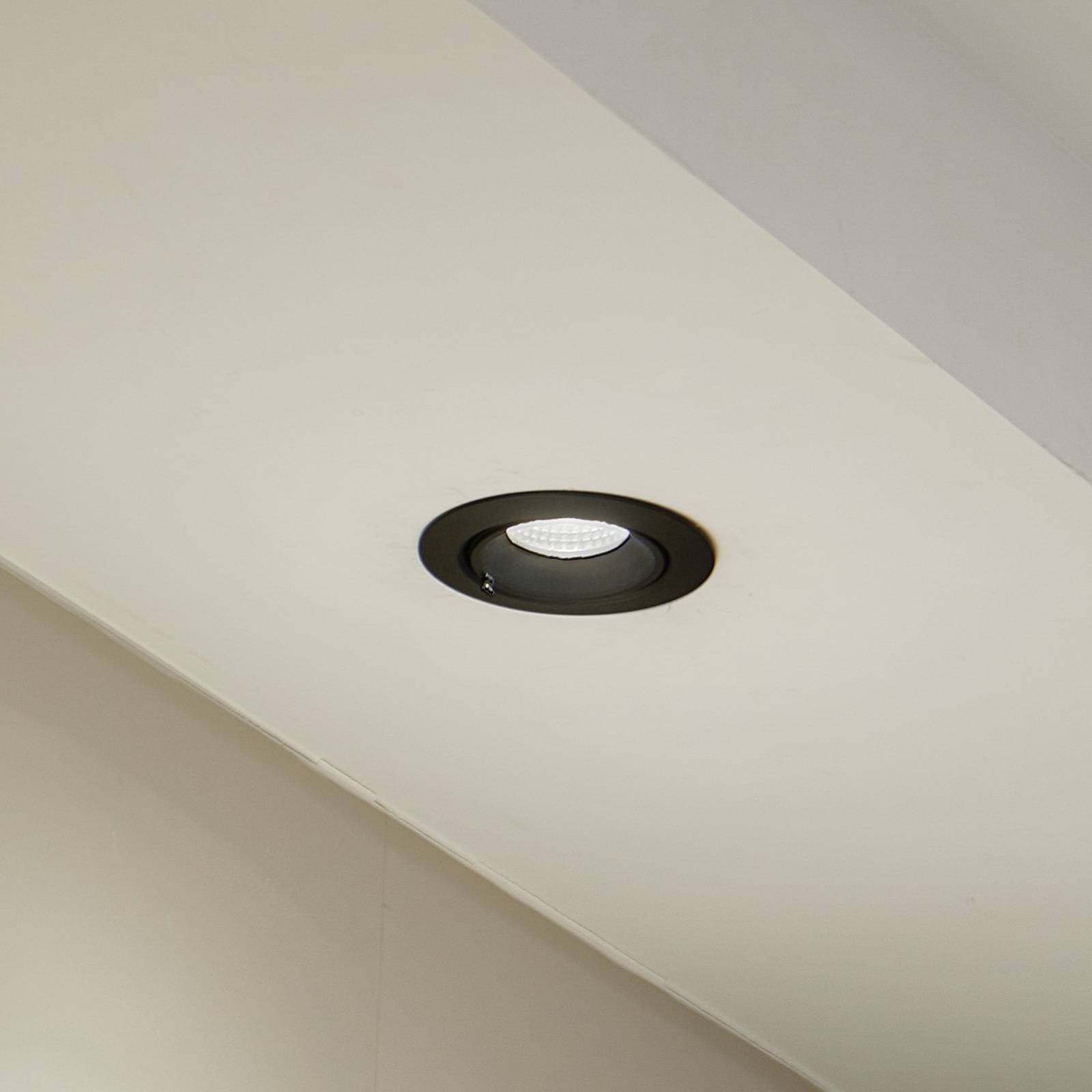 Arcchio Harcos LED stropné svietidlo, čierne, Ø 11 cm, 4 000 K