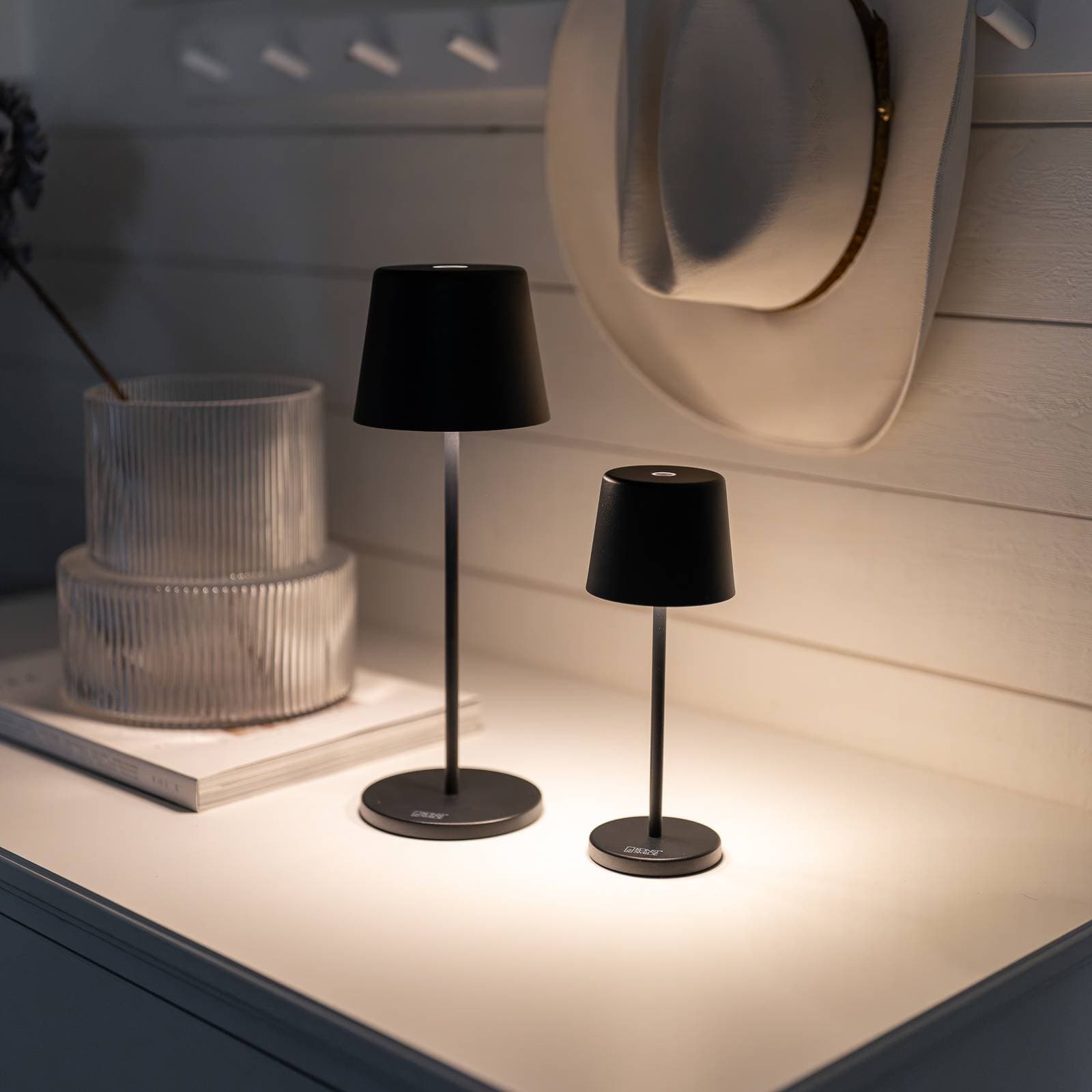 Stolová LED lampa na batérie Vence, výška 22 cm, čierna, IP54, USB
