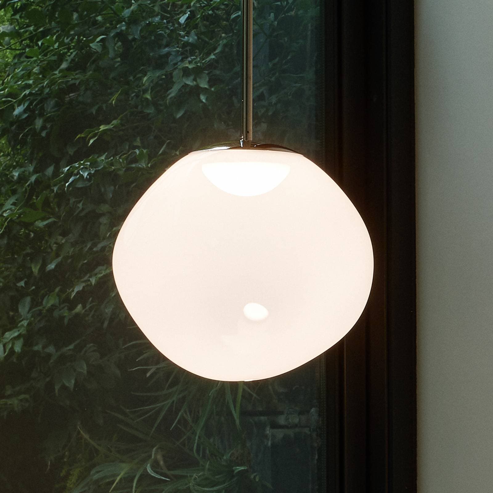Tom Dixon LED závesné svietidlo Melt, Ø 50 cm, opálová/zlatá farba