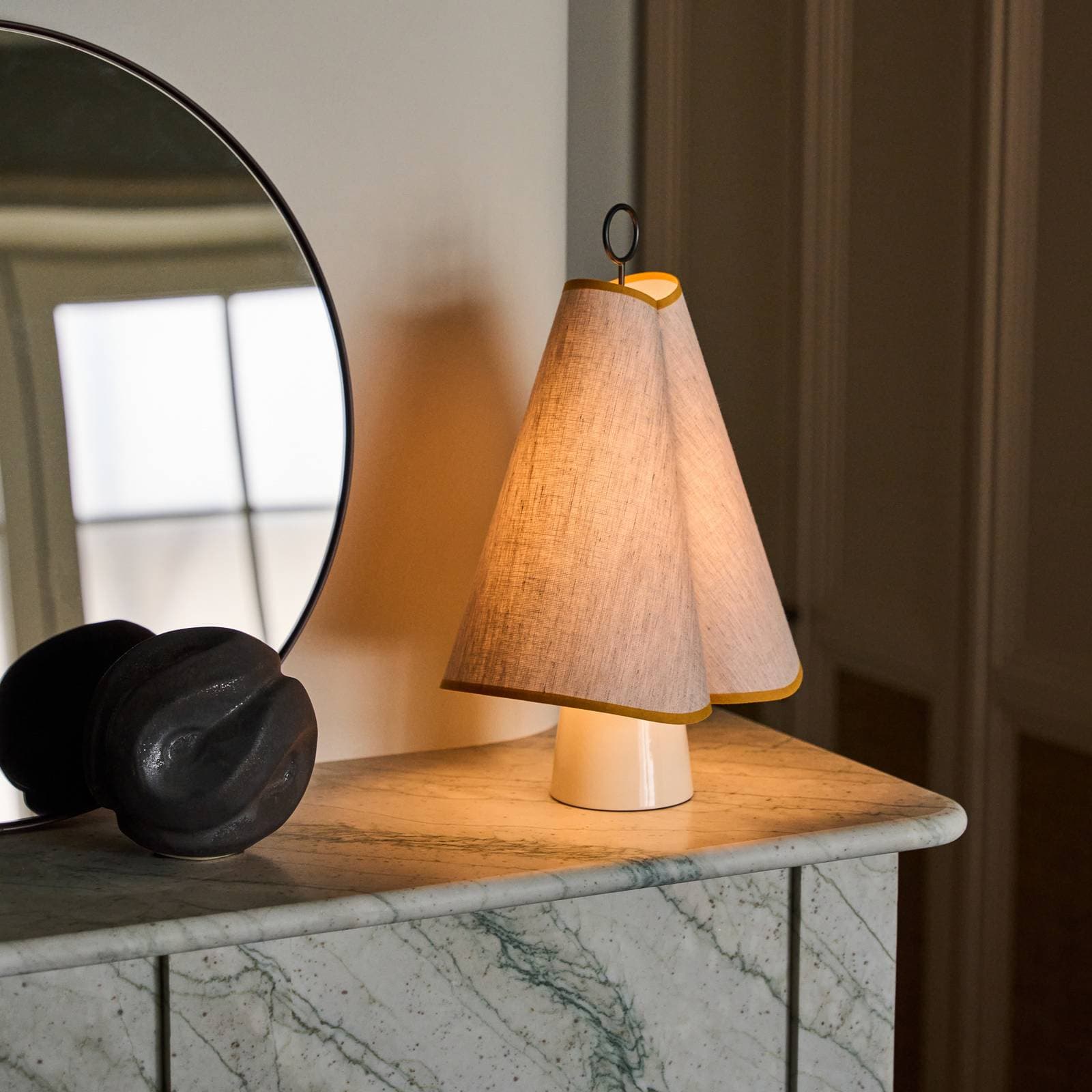 Gubi LED stolová lampa na batériu Hornbæk, béžová/žltá, plátno