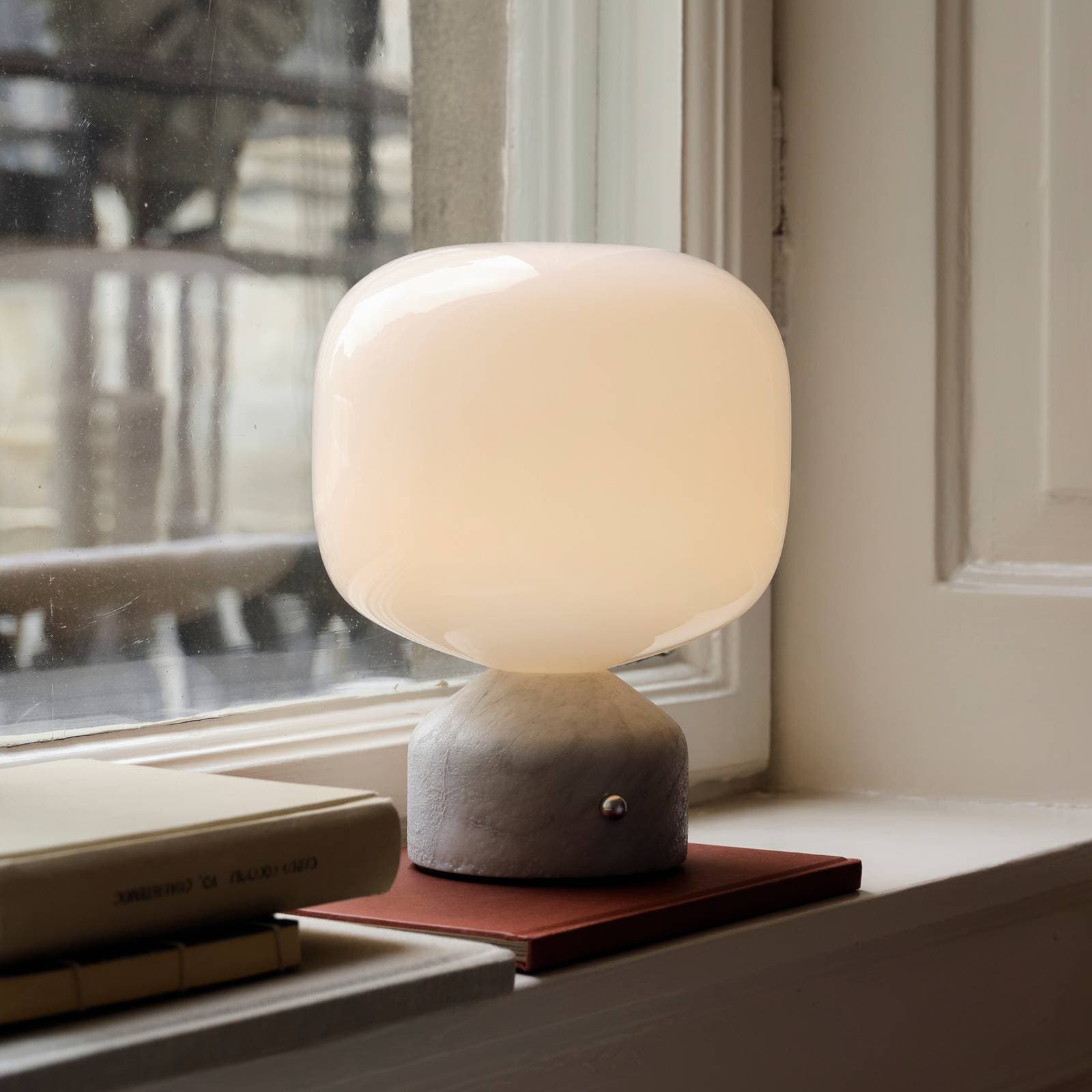 GEJST stolová LED lampa Meemo, biely mramor, sklo, USB