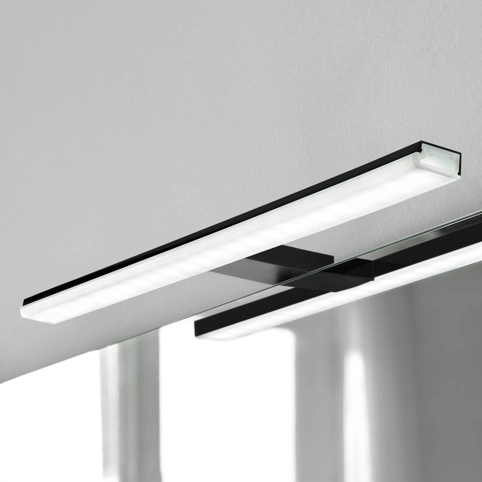Zrkadlové svetlo LED Pandora, matná čierna, 30,8 cm