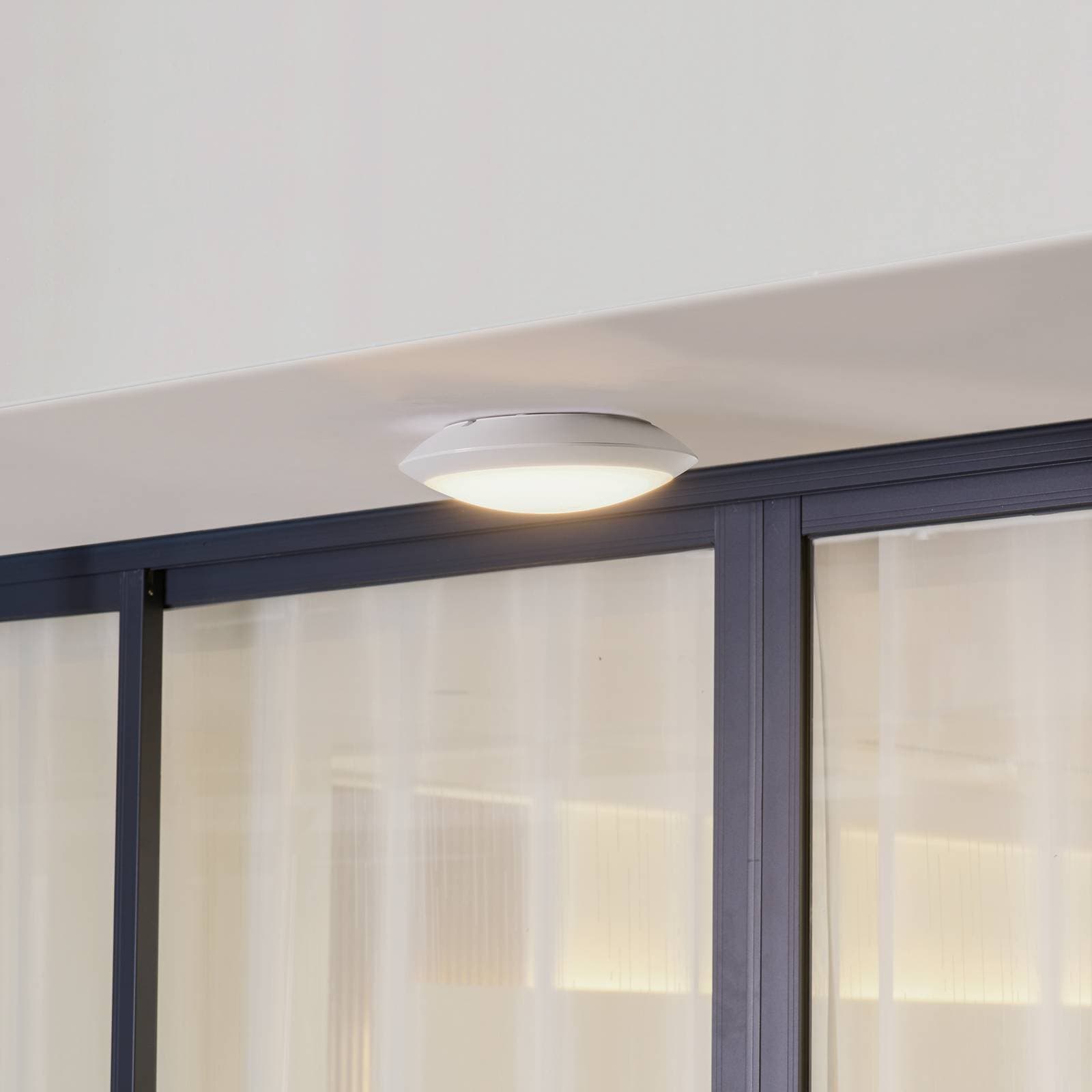Lindby LED vonkajšie stropné svietidlo Naira, biele, senzor, 30 cm, IP65