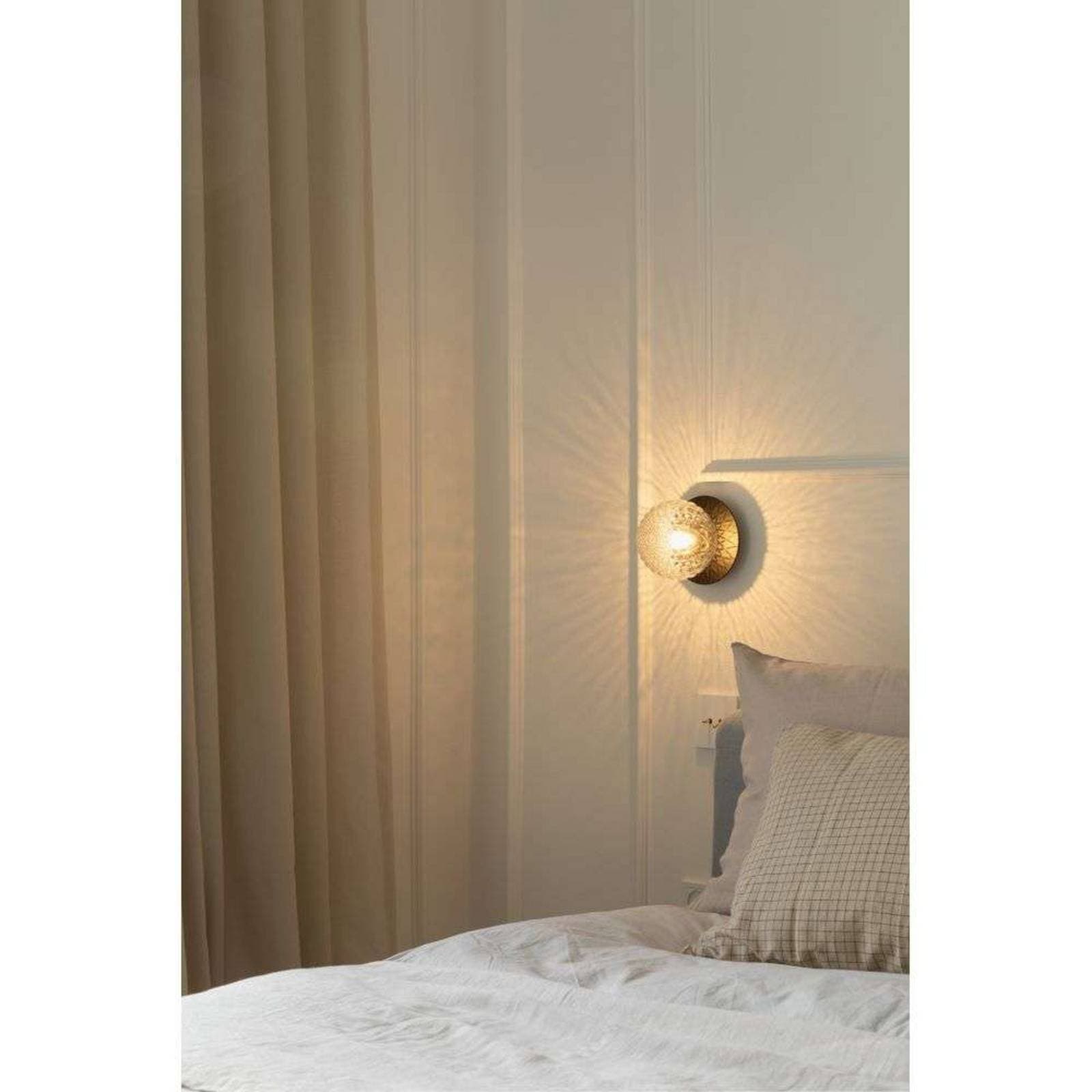 Nuura nástenné svetlo Liila 1, Ø 14 cm, IP44, čierne/číre