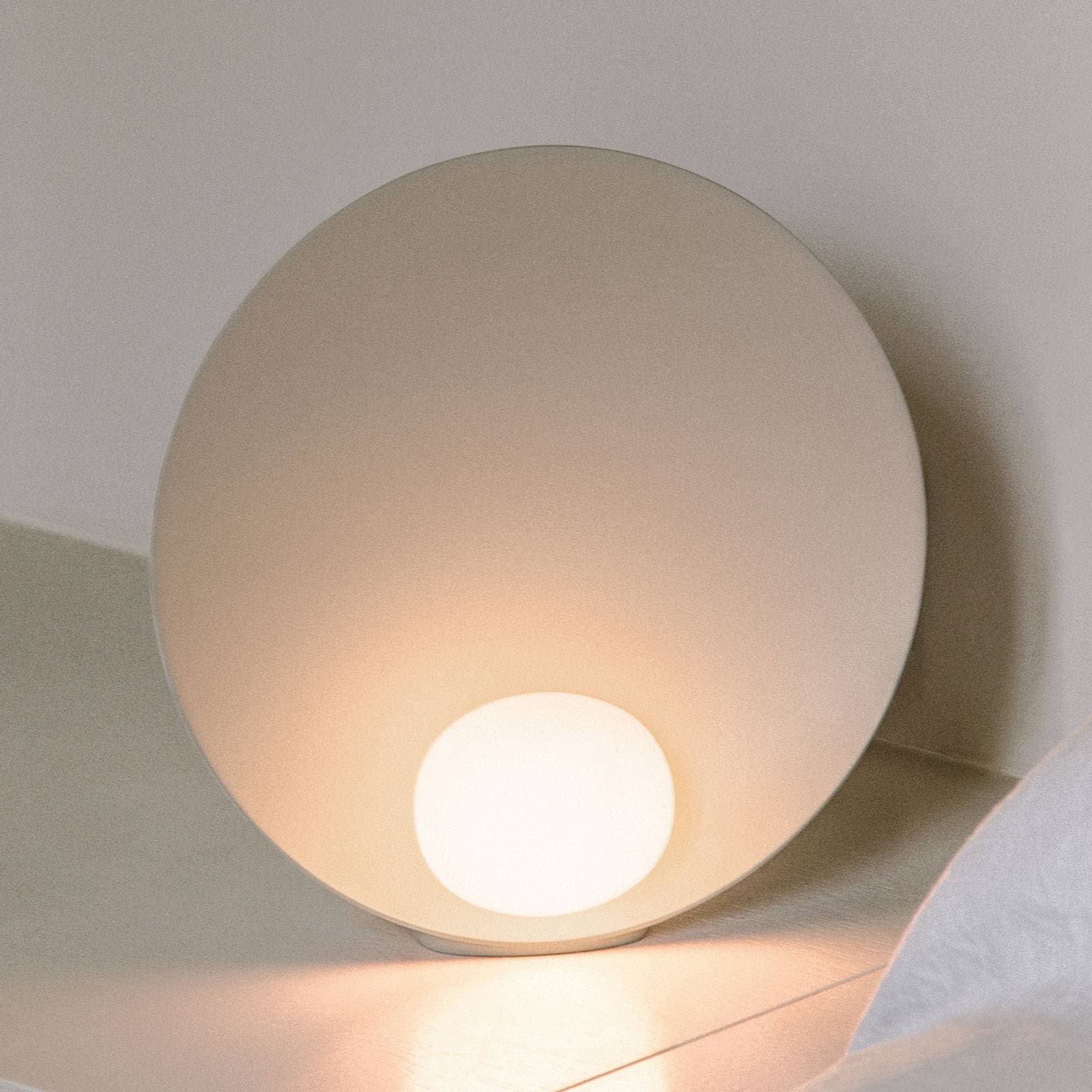 Vibia stolová LED lampa Musa 7400, béžová, Ø 26 cm, stojaca