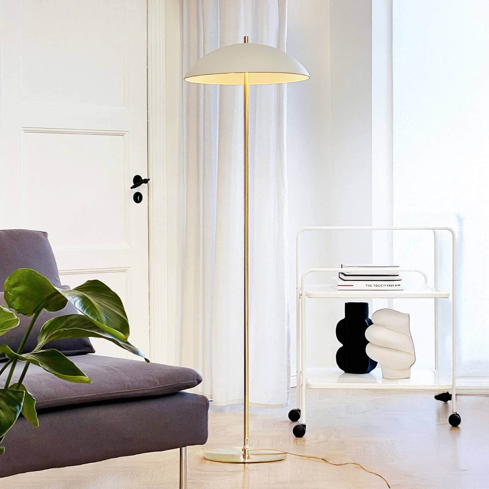 Dyberg Larsen Stojacia lampa Globus, výška 150 cm, béžová/mosadz