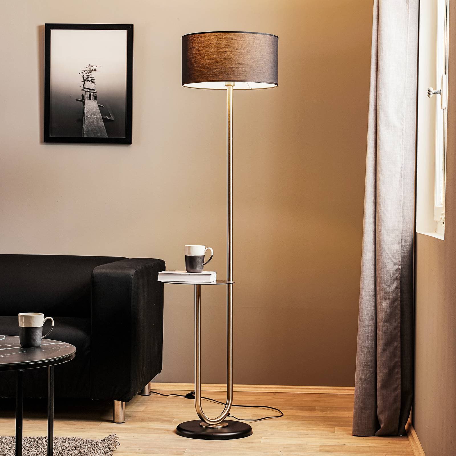Stojacia lampa Pongo s látkovým tienidlom a odkladacou plochou