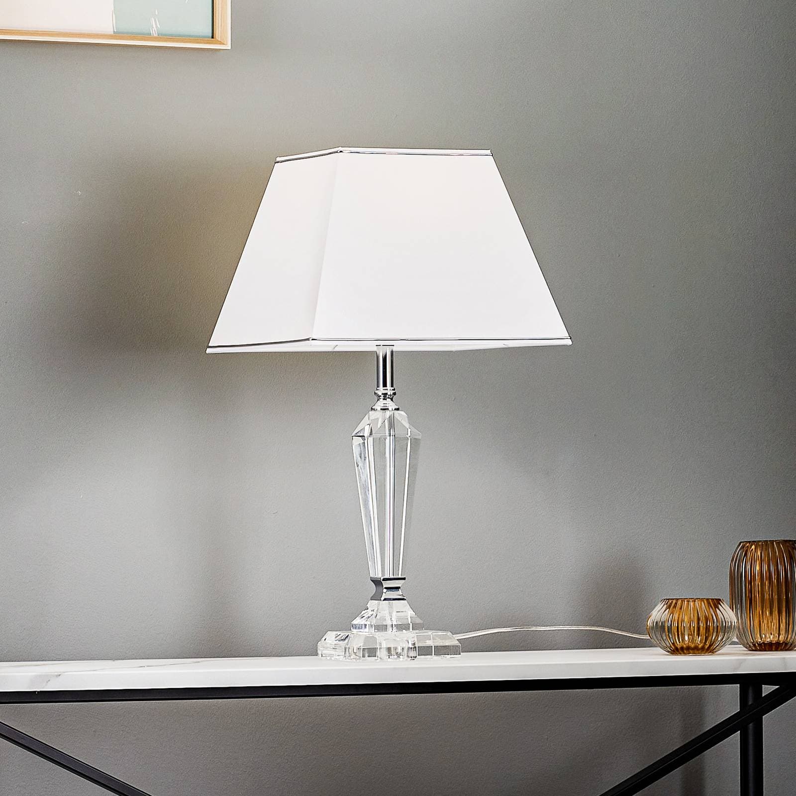 Stolná lampa Veronique úzky podstavec, biela/chróm