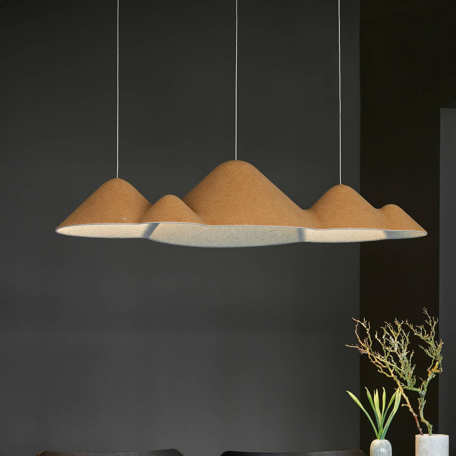 LOOM DESIGN LED závesné svietidlo Panorama, žltá/sivá plsť 106 cm