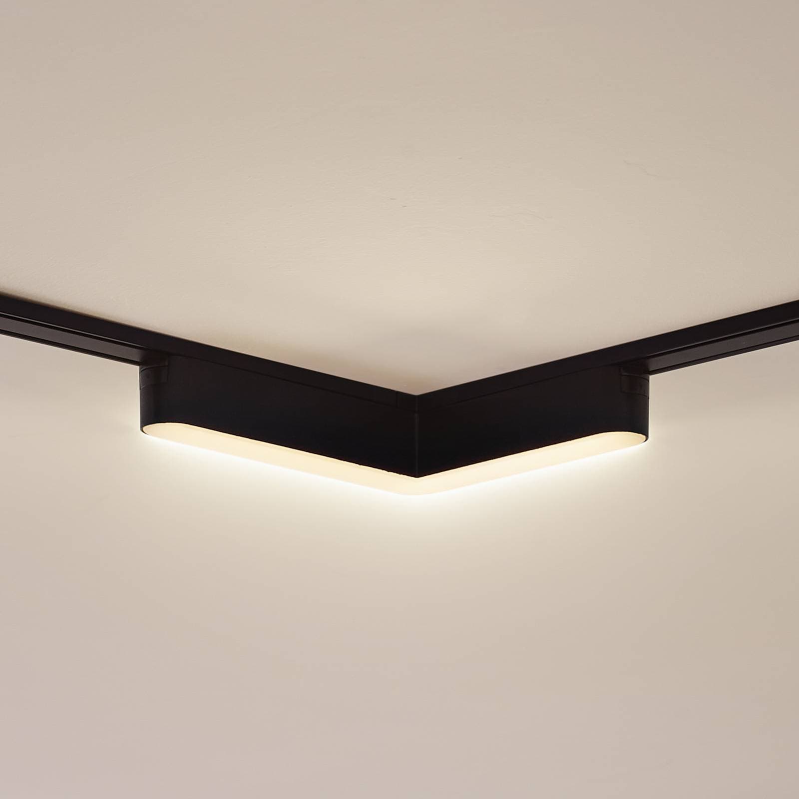 Lindby LED pásik 48V Lumaro, čierny, v tvare L, stmievateľný