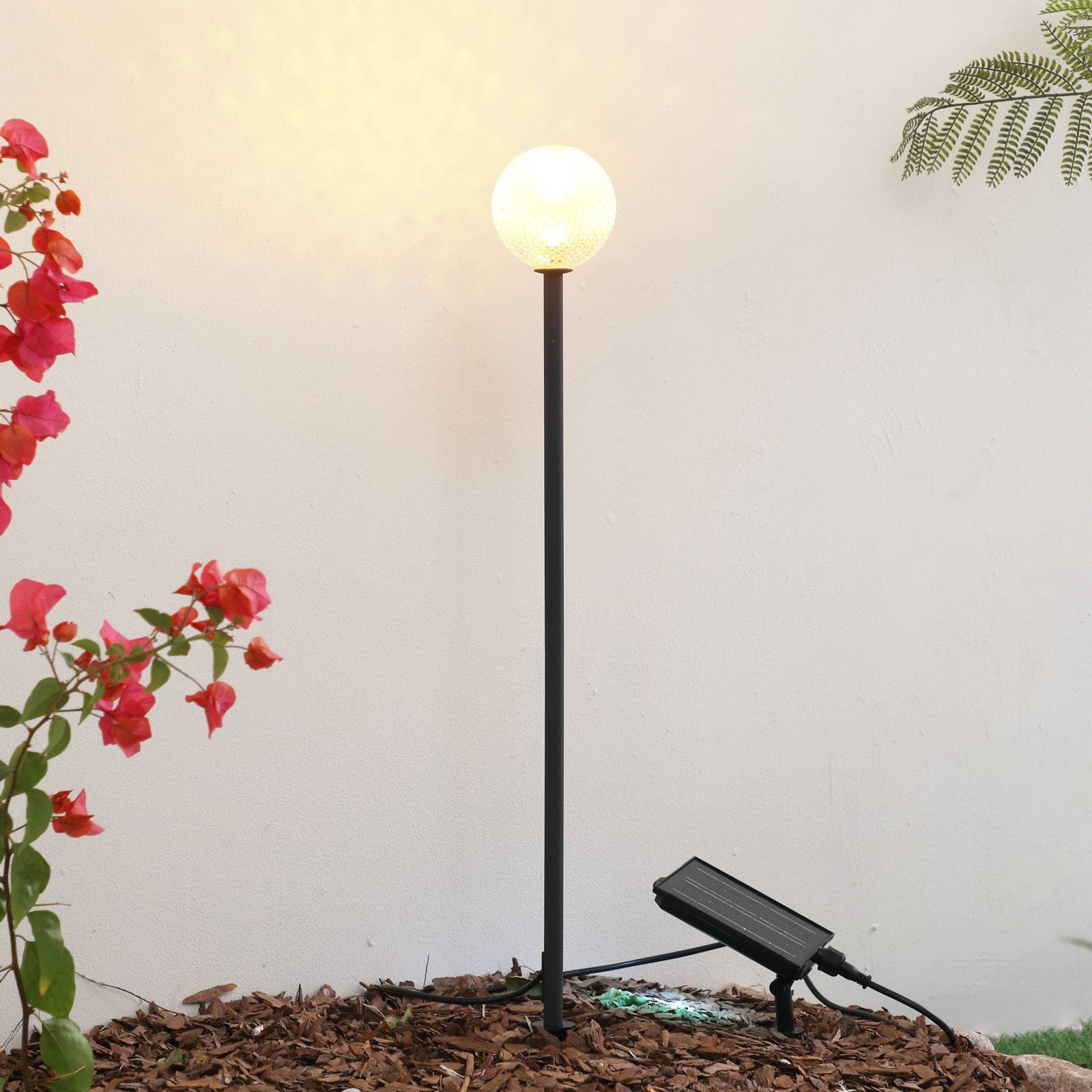 Lindby LED solarna lampa Brindley, čierne, sklo, IP65