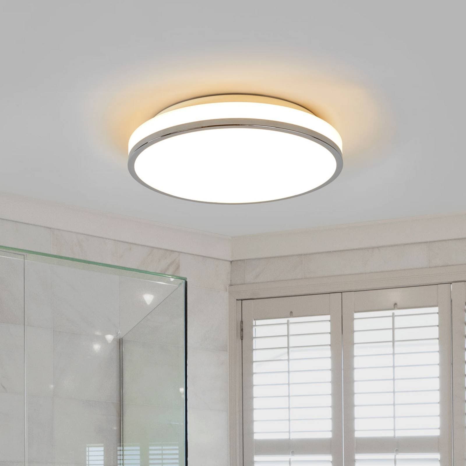 Lindby stropné LED svetlo Lyss, Ø 34 cm, chrómová farba, IP44