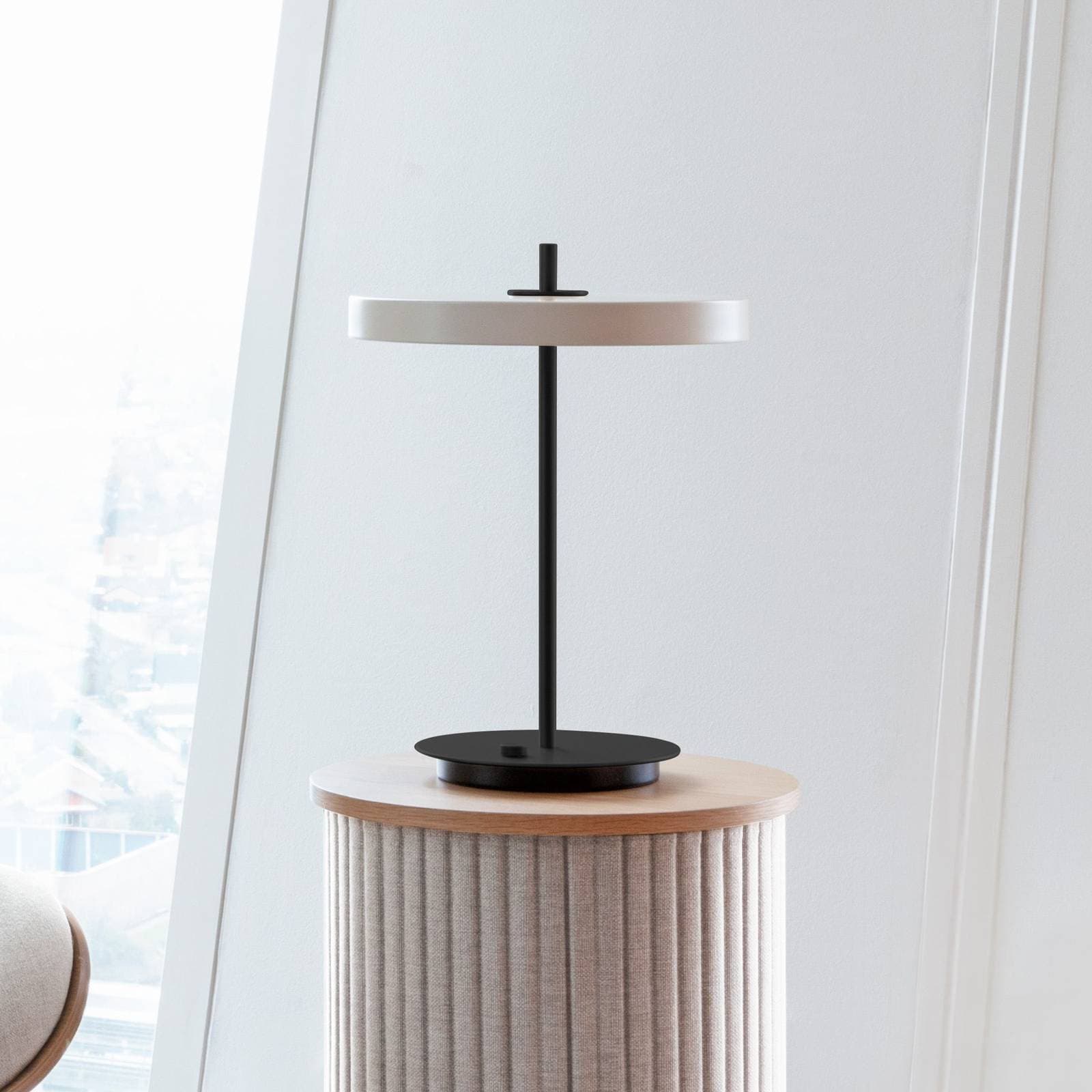 Stolná LED lampa UMAGE Asteria Table, USB, perleťovo biela/čierna
