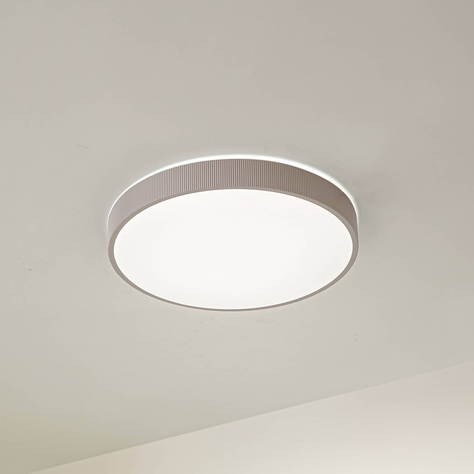 Stropné LED svetlo Lindby Zylo, farba taupe, Ø 49 cm, CCT stmievateľné