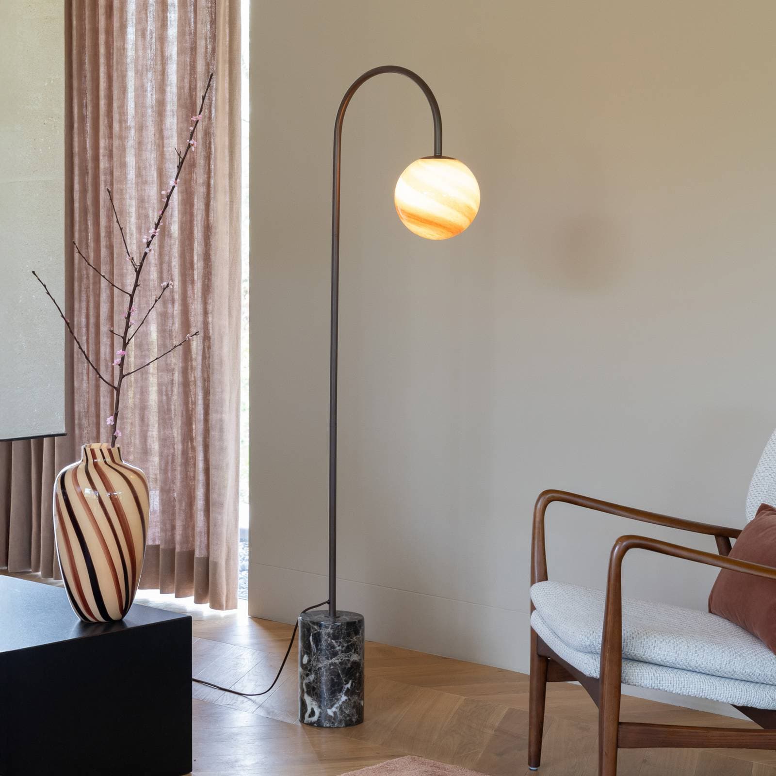 It's about RoMi Oblúková lampa Tivoli, hnedá, výška 163 cm