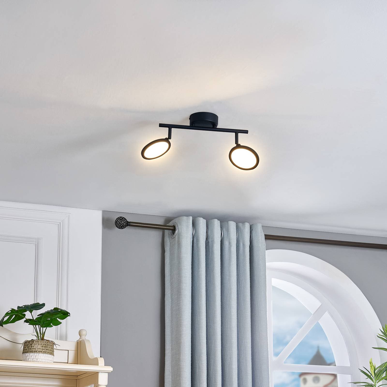 Lindby LED reflektor Manel, čierny, železný, 35 cm dlhý, 2 svetlá.