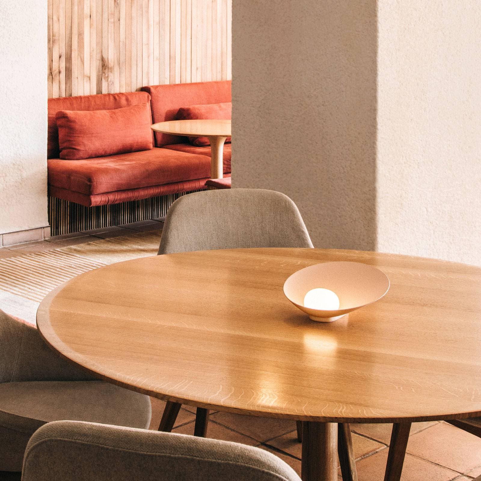 Vibia Musa 7402 stolová LED lampa ležiaca, lososová
