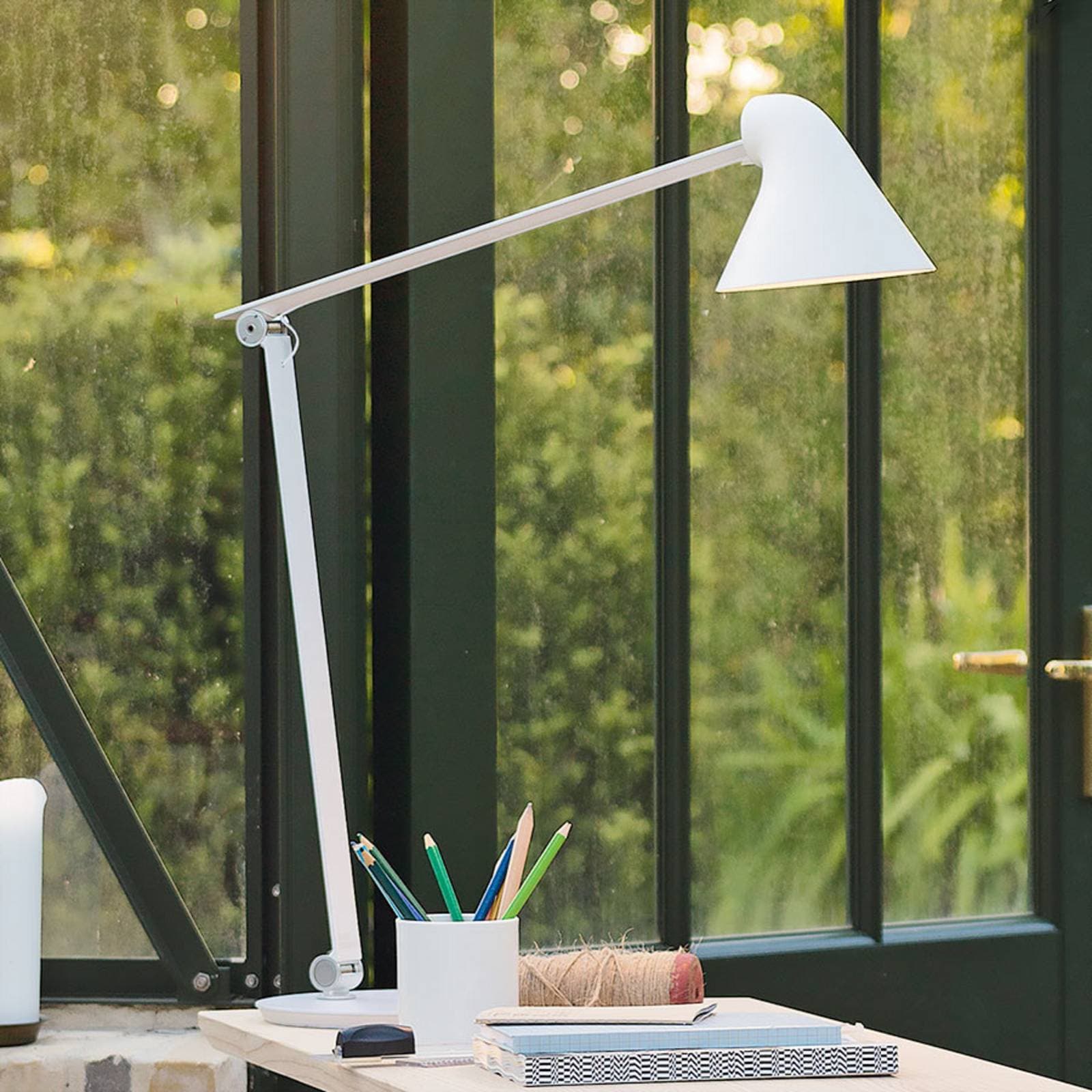 Louis Poulsen NJP stolová lampa podstavec 2 700 K biela