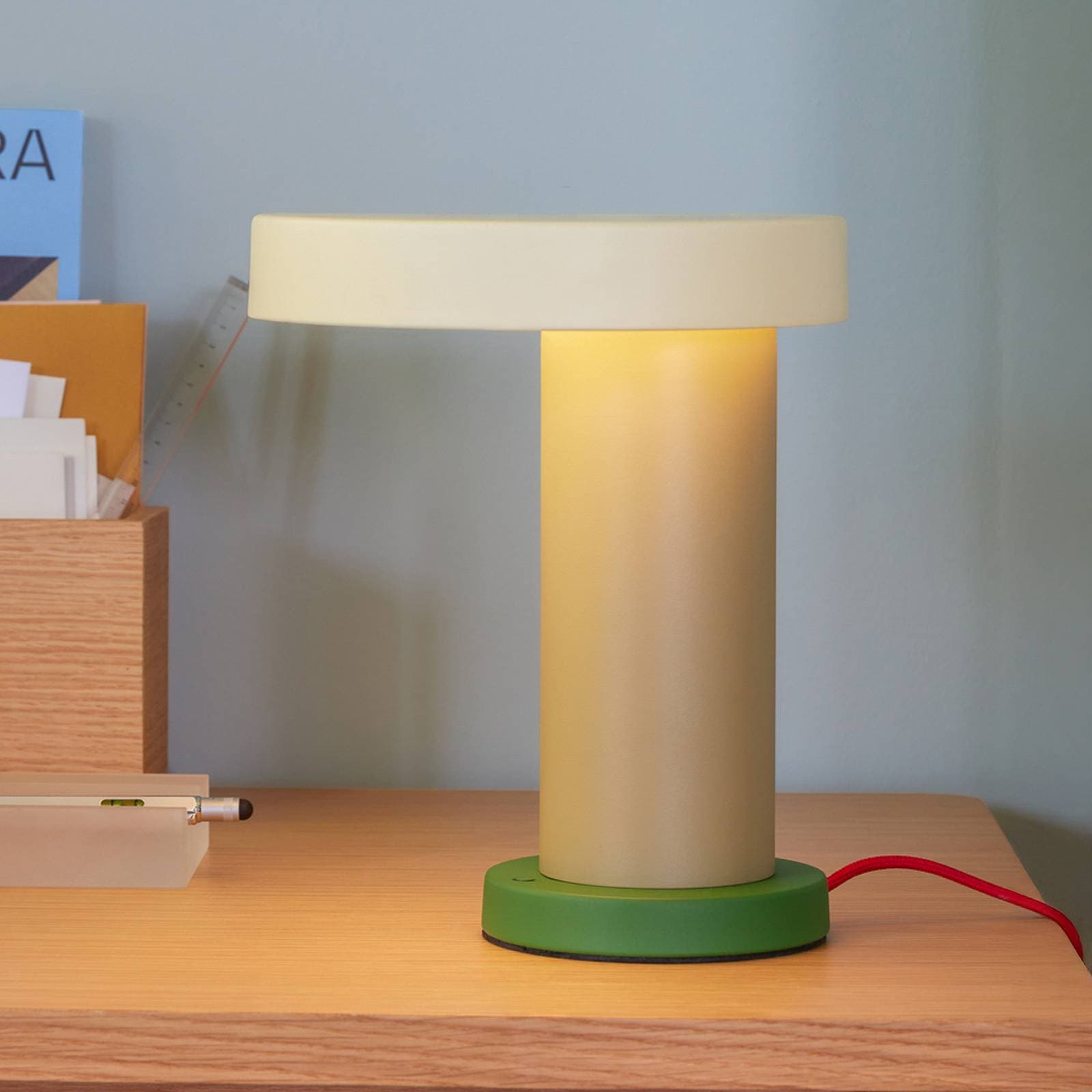 HÜBSCH Magic LED stolová lampa, okrová/piesok/zelená, železo