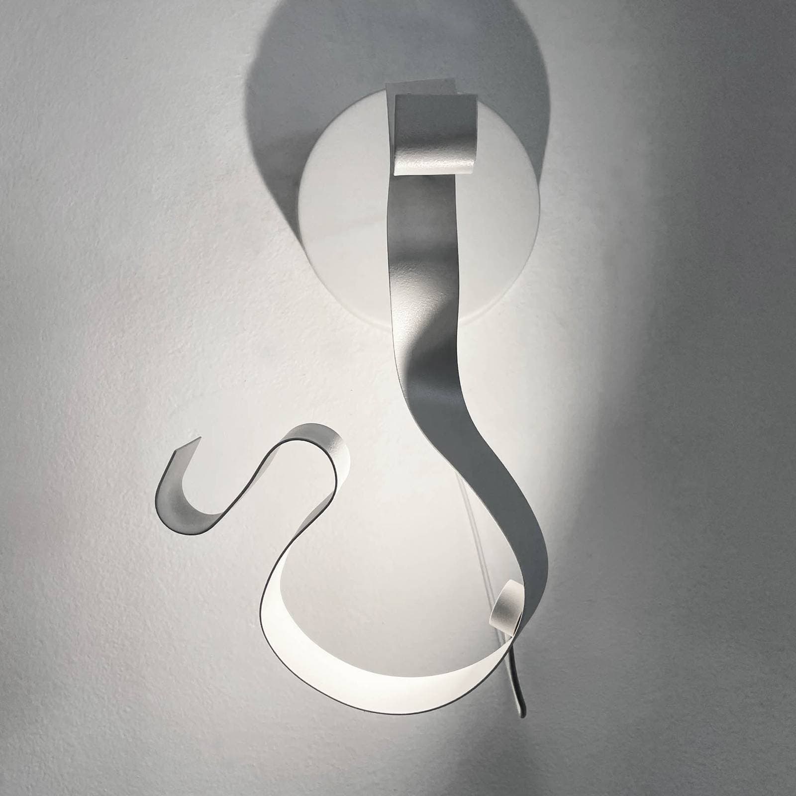 Knikerboker Curve nástenné LED svetlo oceľ, biela