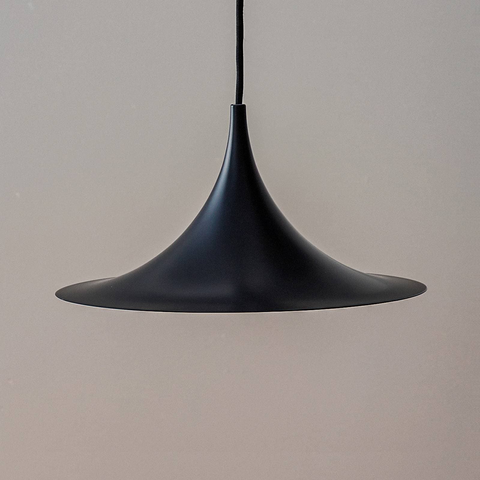 Gubi Závesné svietidlo Semi, Ø 30 cm, černá