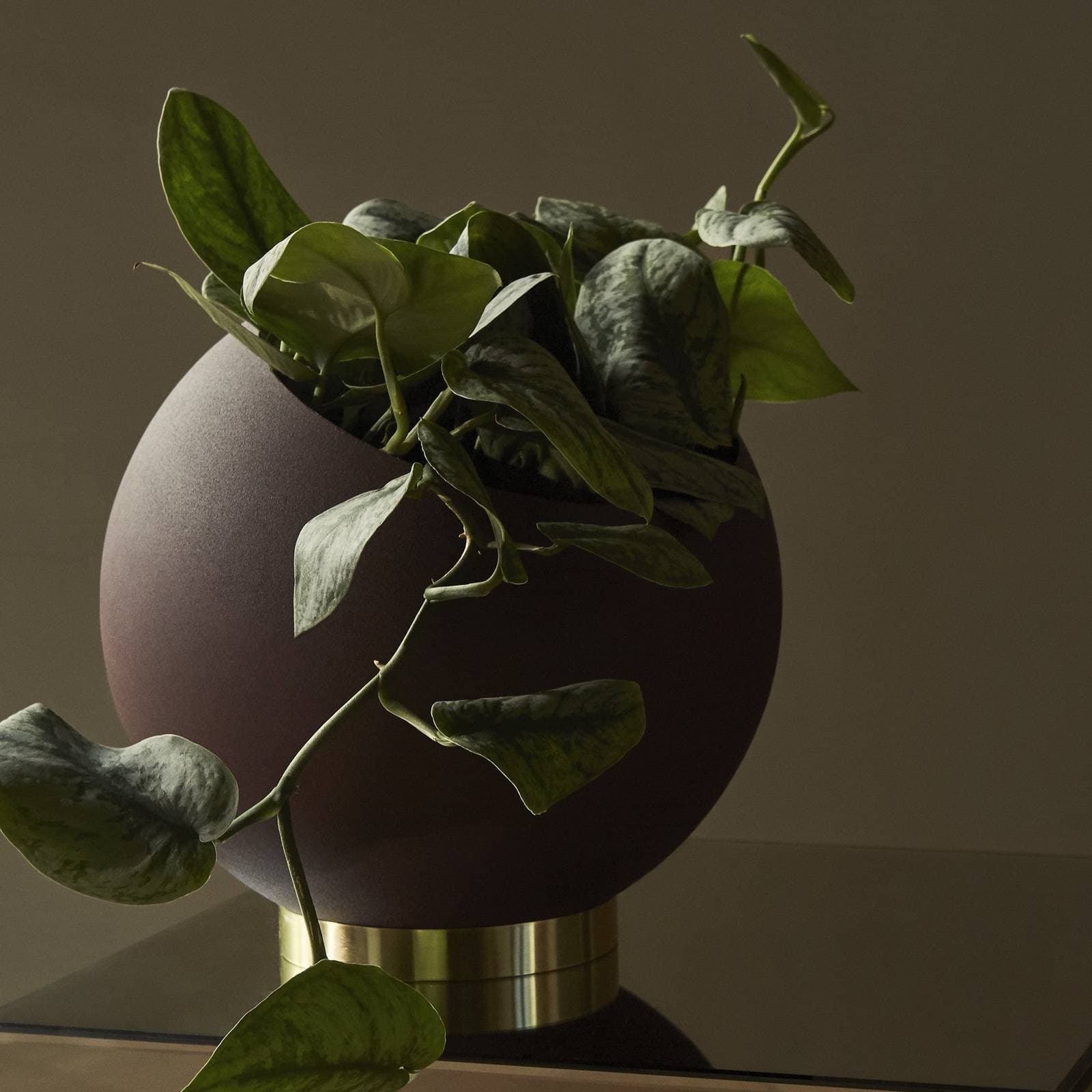 AYTM Kvetináč Globe, Ø 30 cm, čierny, hliník, oceľ