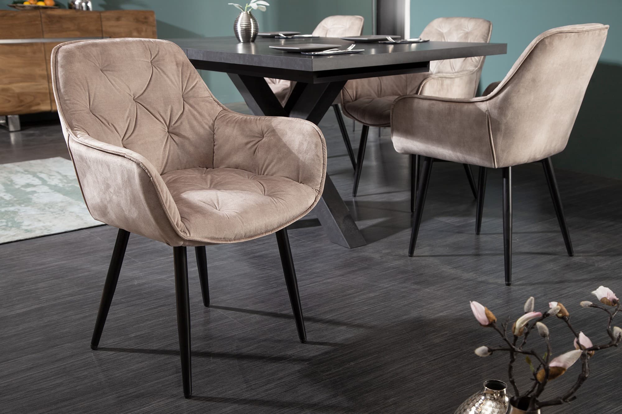 Estila Retro dizajnové béžové čalúnená jedálenská stolička Milano s opierkami na ruky 84cm