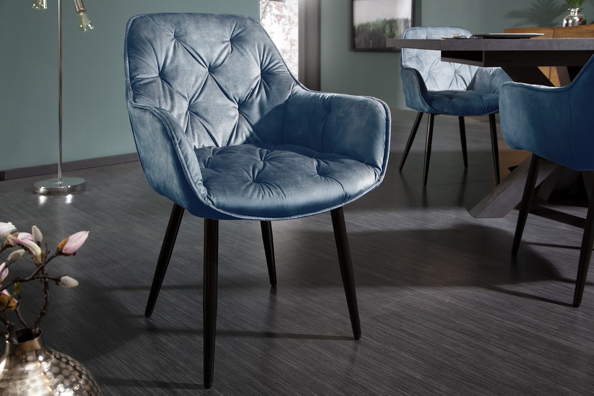Estila Retro dizajnové tmavomodré čalúnené kreslo Milano s opierkami na ruky 84cm