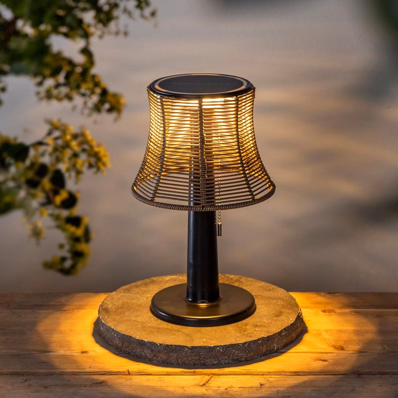 Solárna stolová lampa s ratanovým tienidlom