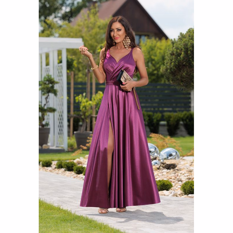 Elizabeth Collection Fialové lesklé šaty s rozparkom Veľkosť: M