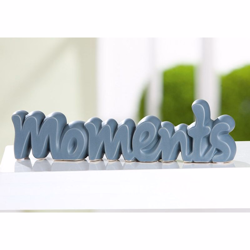 Modrá keramika s nápisom "Moments"