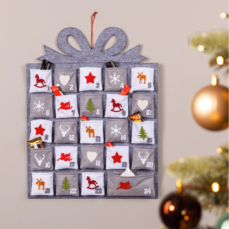 Plstený závesný adventný kalendár s vreckami