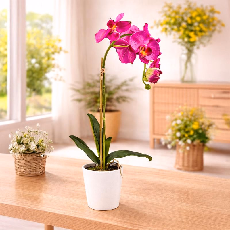 Umelá orchidea v kvetináči